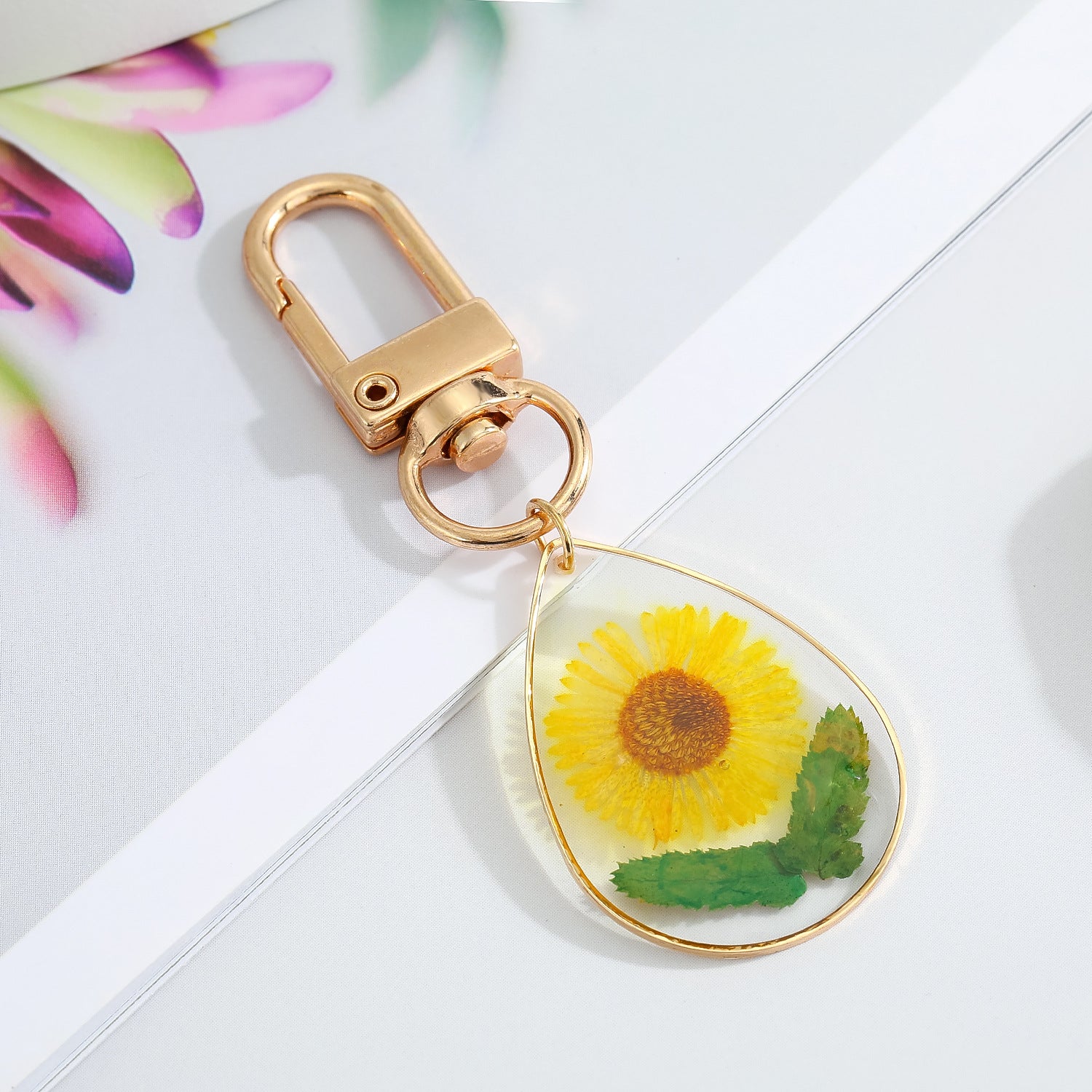 Wholesale 5pcs/pack Dried Flowers Natural Flowers Drip Oil Daisy Alloy Keychains